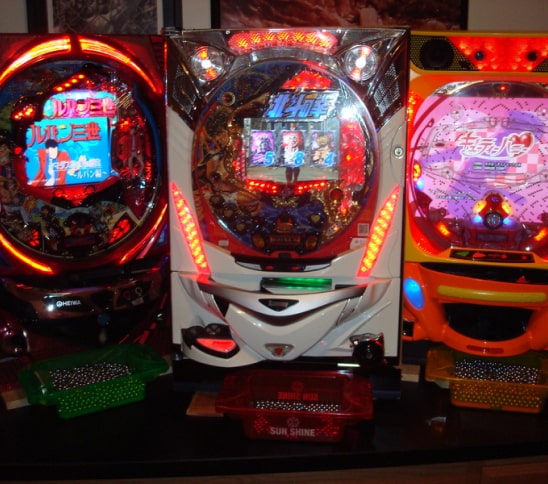 Các máy Pachinko được trang trí theo nhiều chủ đề, thường khá sặc sỡ, bắt mắt và có đèn nhấp nháy